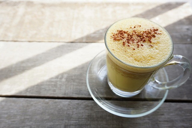 Entdecke die wärmende und gesunde Goldene Milch als perfekte Alternative zu heißem Kakao. Finde heraus, wie du diesen Kurkuma Latte zubereitest und welche Vorteile er für deine Gesundheit hat!"