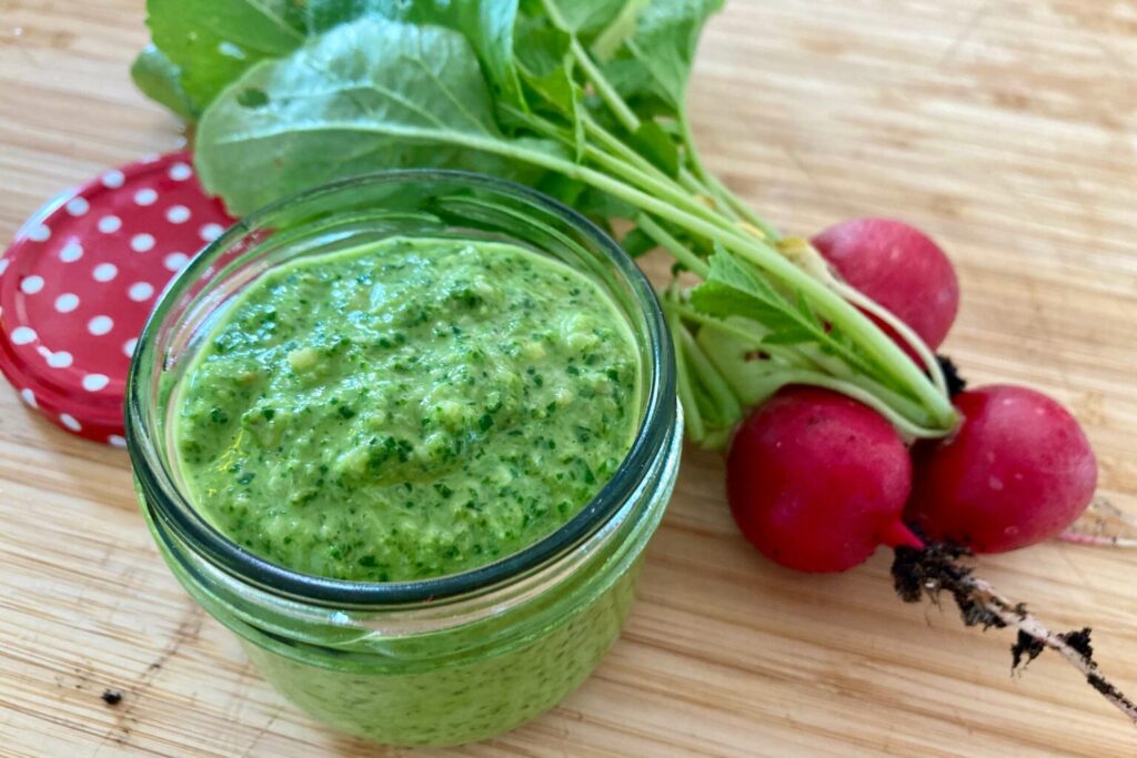 Radieschenblätter-Pesto: leichte Schärfe zu Brot und Nudeln oder als Dip.