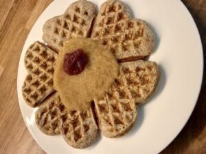 Buchweizen Waffeln mit Apfelmus – blutzuckerfreundlich und entzündungsärmer. Ein zyklusfreundliches Rezept für Frauen mit Regelschmerzen oder Endometriose.